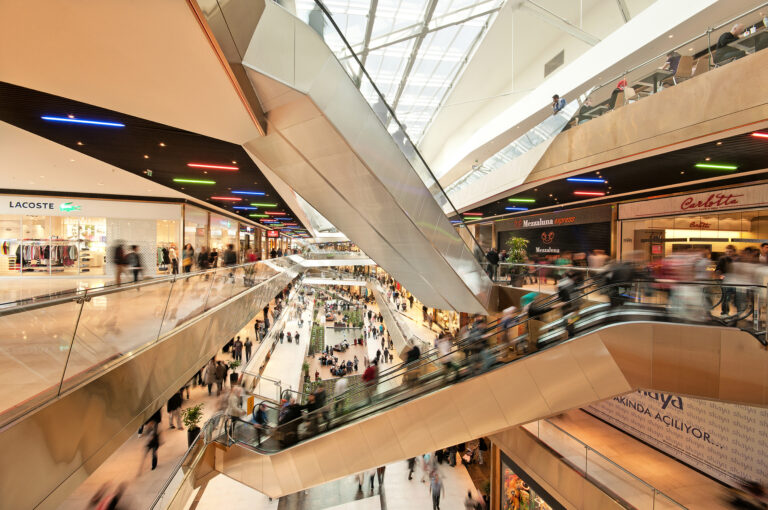 Escalators à palier dans un centre commercial