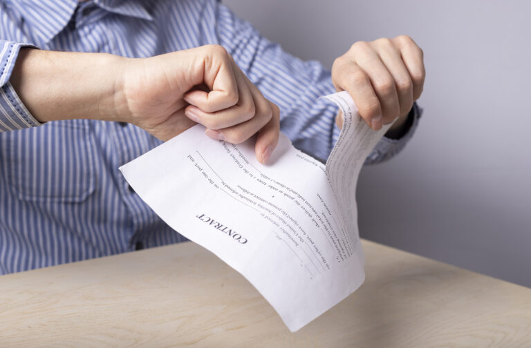 Homme qui déchire un contrat